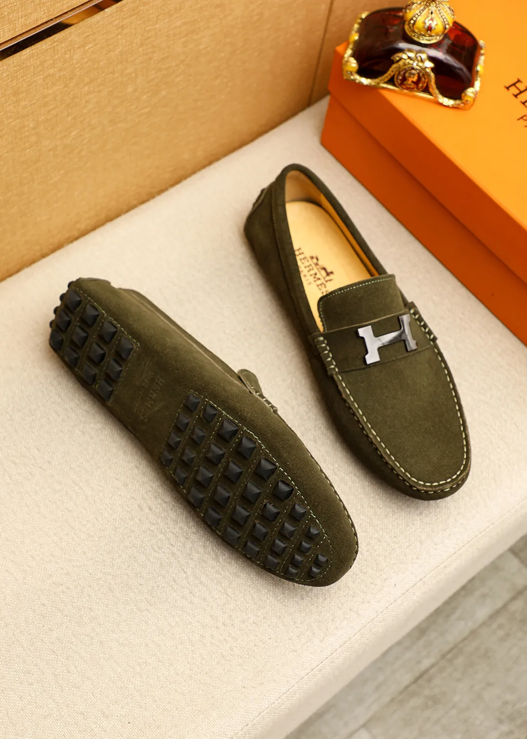 Men's shoes 💰380 💐 Product trademark: HERMES "Hermès" shoes. Regular size: 38-44 (45.46.47🉑️Customized) Product materials: Selected imported first-layer frosted cowhide upper + luxury hardware buckle, imported pig leather lining. Strong three-dimensional visual effect, original outsole color: 2 colors available